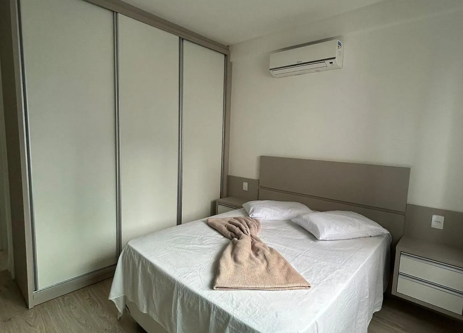 Apto Almeida E Moraes 3 Suites Meia Praia ايتابيما 0*,
